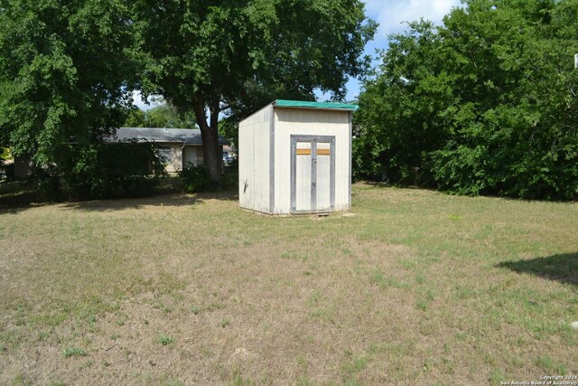 view of yard with a storage shed