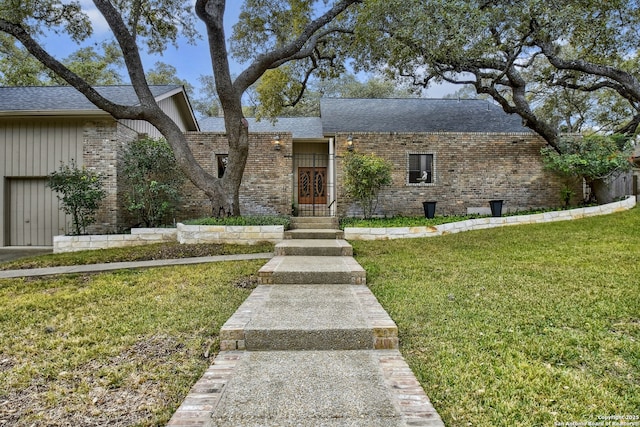 view of front of home featuring a front yard