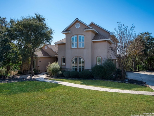 view of front facade with a front yard