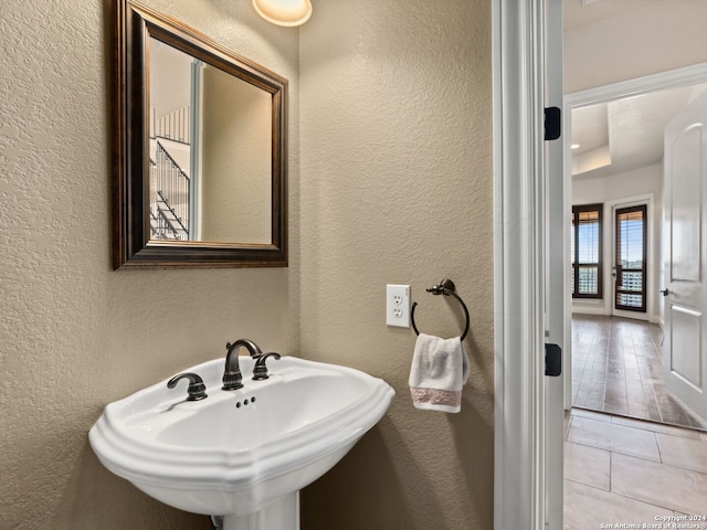 bathroom featuring sink