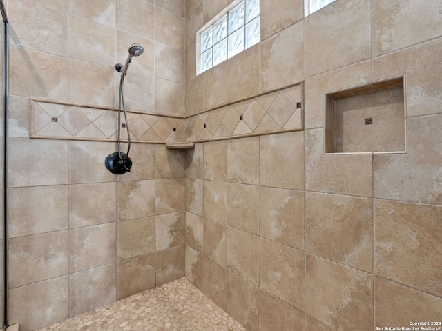 bathroom featuring a tile shower