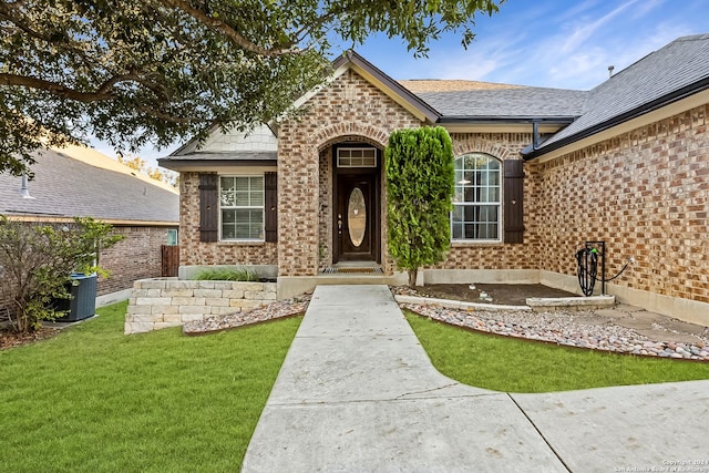 view of front of home featuring a front yard