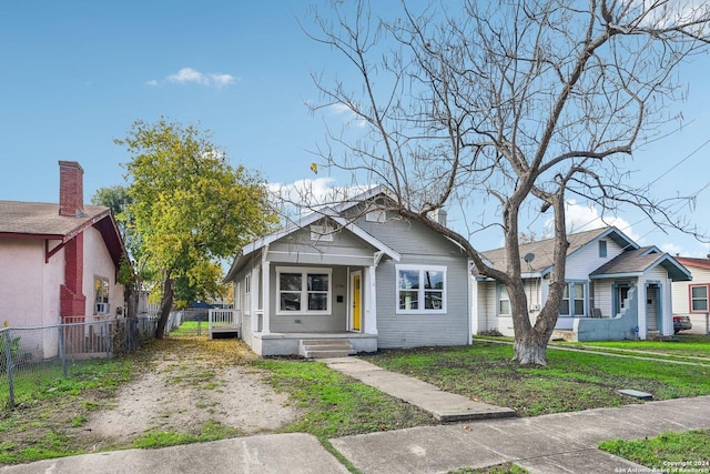 bungalow featuring a front lawn