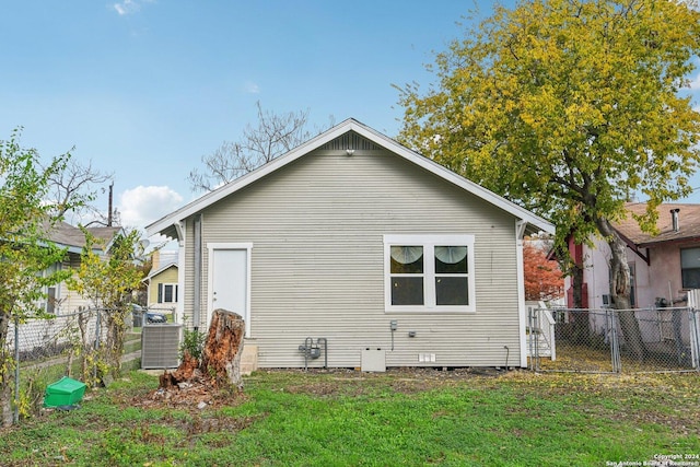 rear view of house featuring a lawn