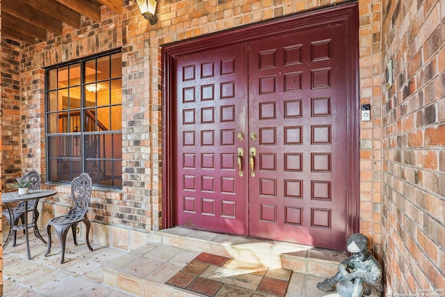 property entrance featuring a porch