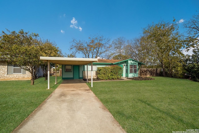 view of front of house featuring a front lawn and a carport