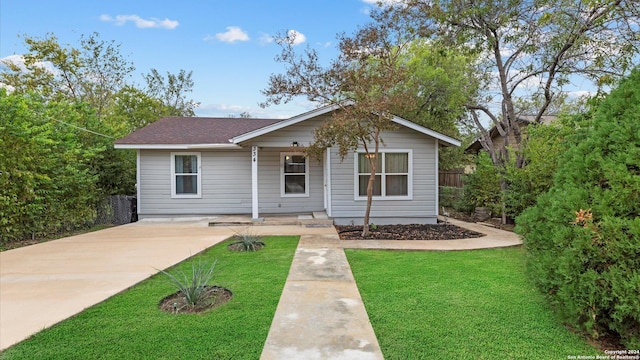 view of front facade featuring covered porch and a front lawn