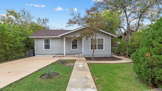 view of front of property featuring covered porch and a front lawn