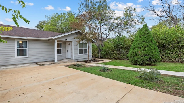 view of front of home featuring a front lawn