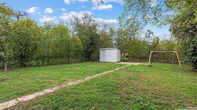 view of yard with a storage unit