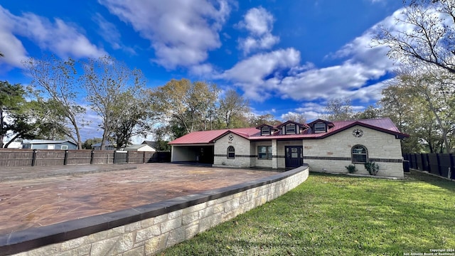 view of front of home featuring a front yard