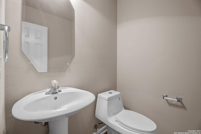 bathroom featuring toilet and sink