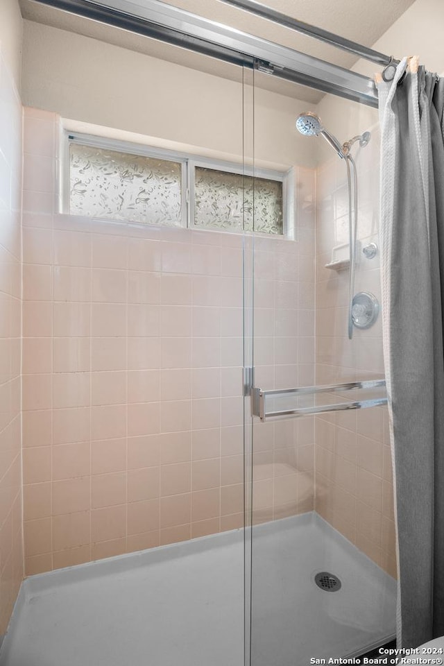 bathroom featuring tiled shower