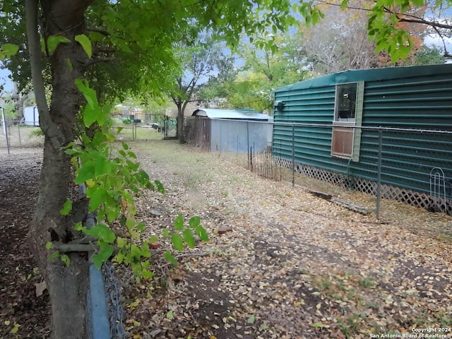 view of yard with an outbuilding