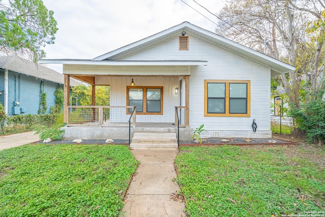 bungalow-style home featuring a front lawn and a porch