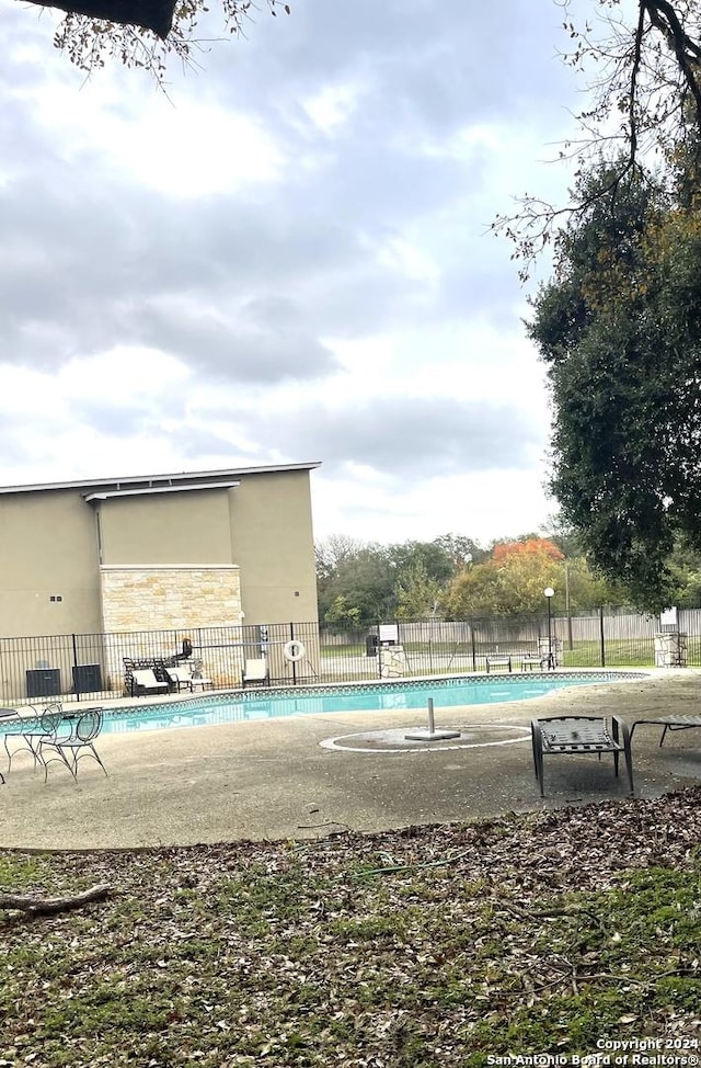 view of swimming pool