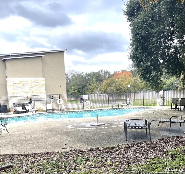 view of swimming pool