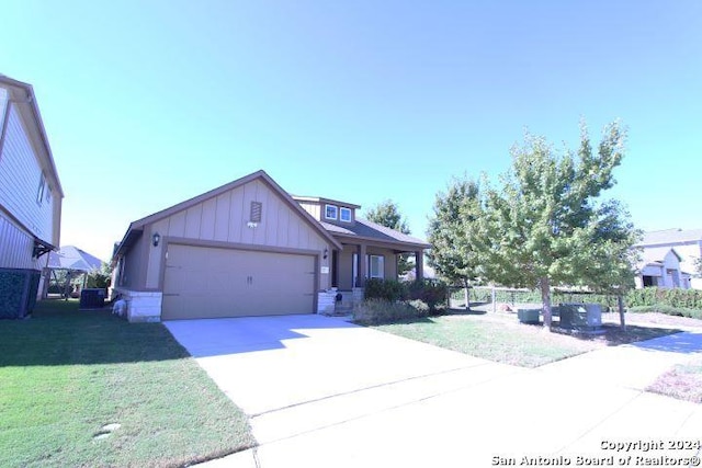 view of front of property featuring a front lawn and a garage