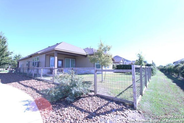 view of front of home featuring a front yard