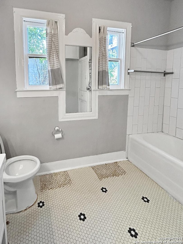 939 Avant Ave, San Antonio, TX 78210 - full bath featuring tile patterned flooring and tub / shower combination