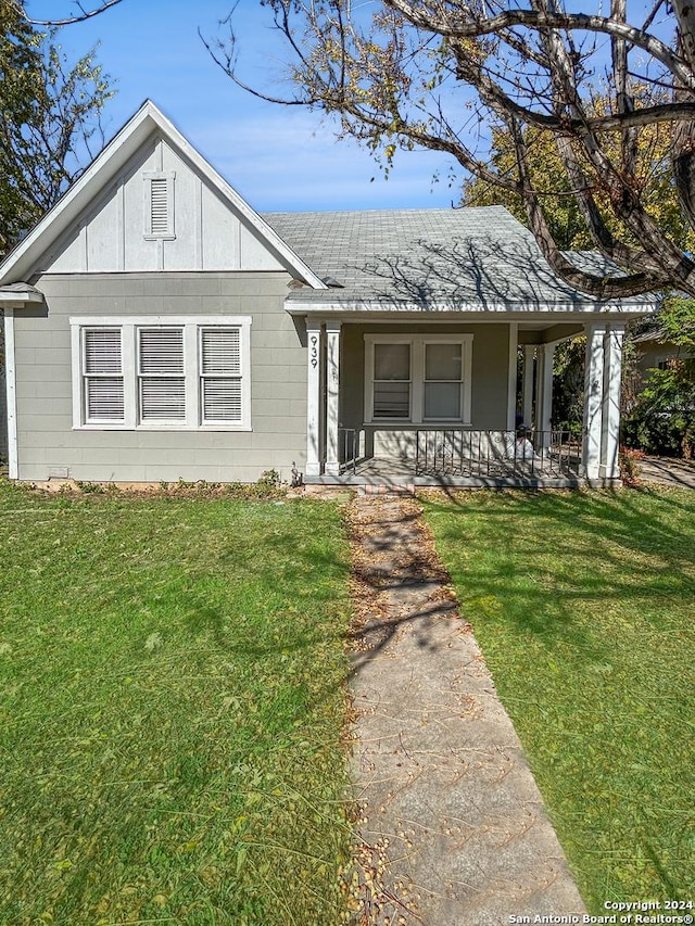 view of front of property featuring a porch and a front yard