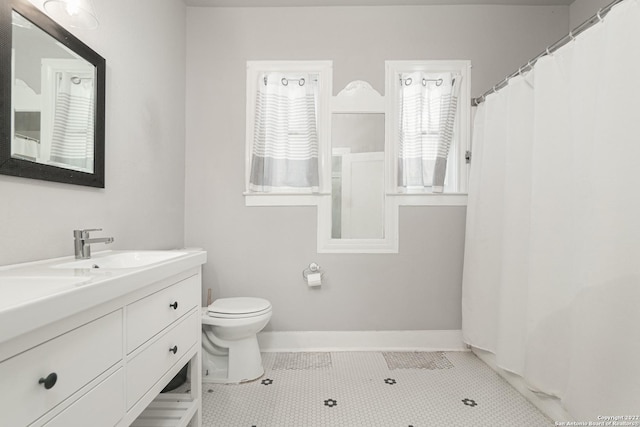 939 Avant Ave, San Antonio, TX 78210 - full bath with vanity, tile patterned floors, and a shower with curtain