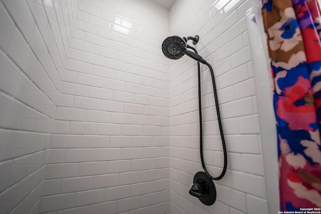 details featuring tiled shower