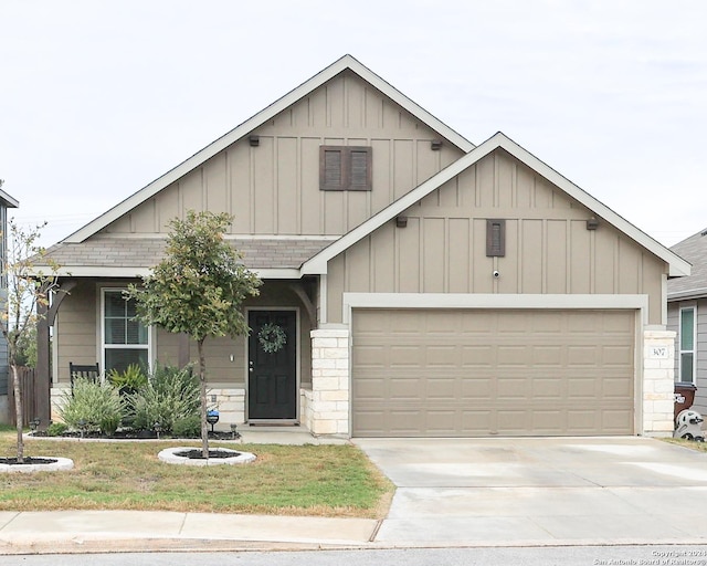 view of front facade featuring a garage