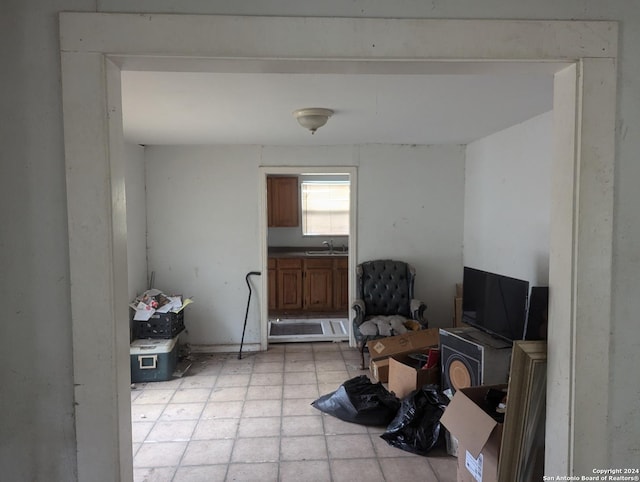 sitting room with sink