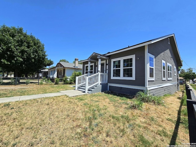 view of front of property featuring a front yard