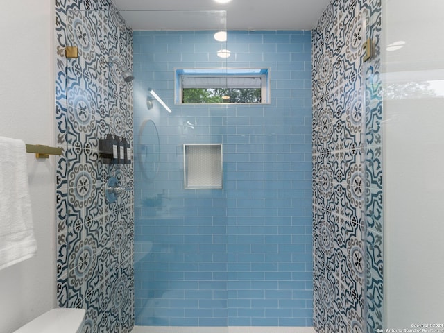 bathroom featuring tiled shower