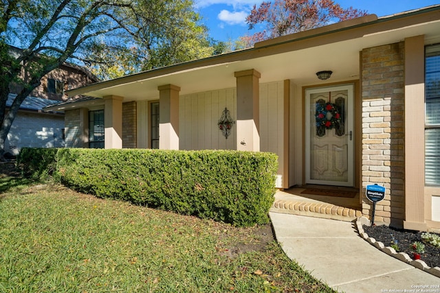 entrance to property featuring covered porch