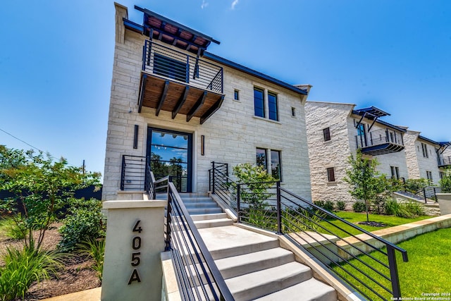 view of front of property with a front lawn