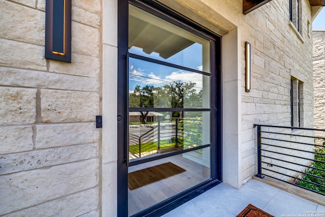 entrance to property featuring a balcony