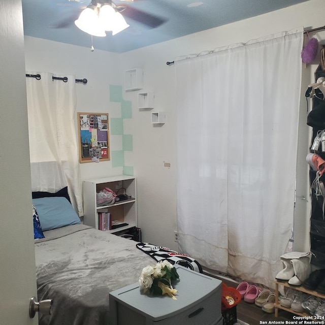 bedroom with ceiling fan