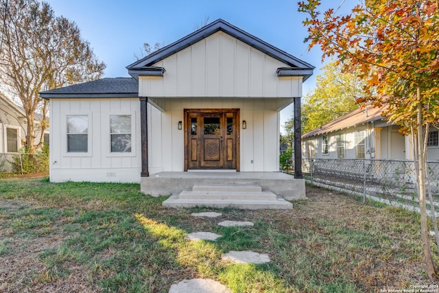 view of front facade featuring a front lawn