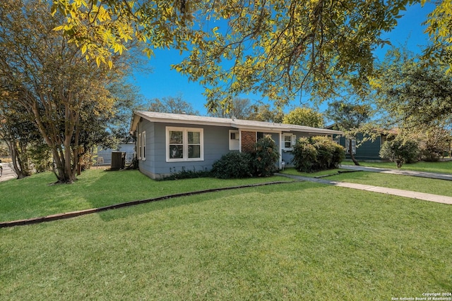 single story home featuring a front lawn