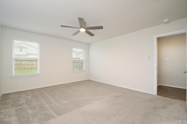 carpeted empty room featuring ceiling fan