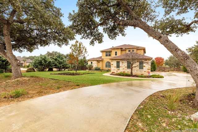 view of front facade featuring a front lawn