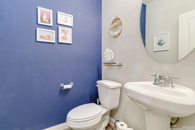 bathroom featuring toilet and sink