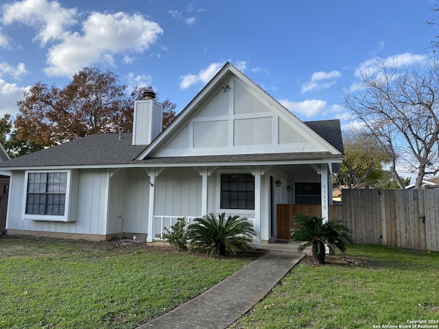 view of front of property featuring a front lawn