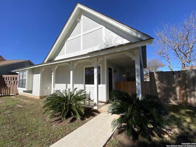 view of front of property