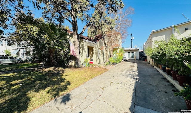 view of front of property featuring a front lawn