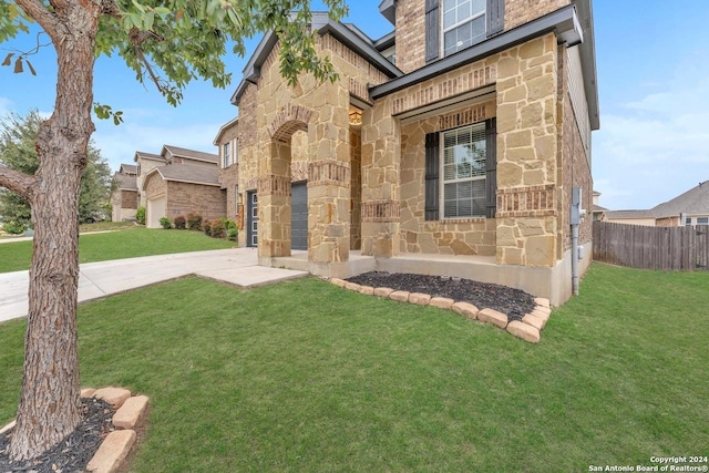 view of front facade with a front yard