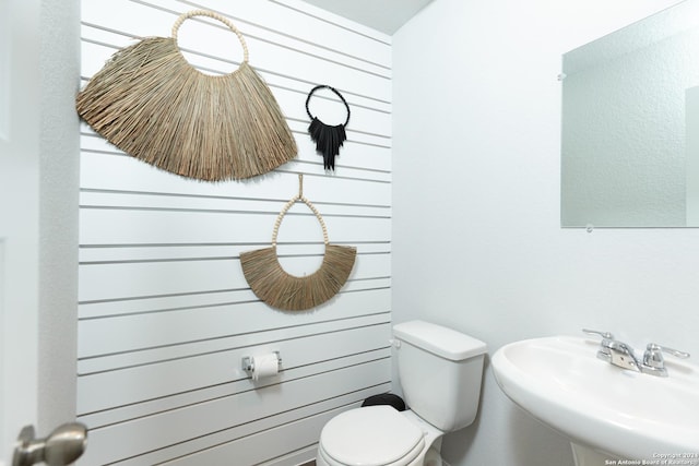 bathroom featuring sink and toilet