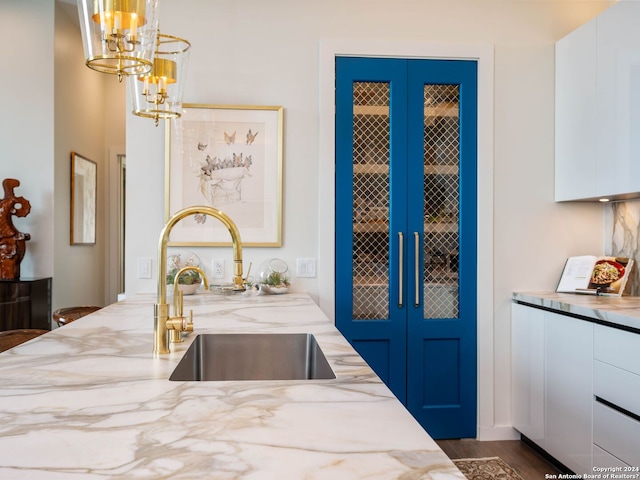 interior space with a notable chandelier, dark hardwood / wood-style floors, and sink