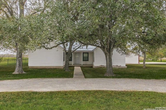 view of front of house featuring a front lawn