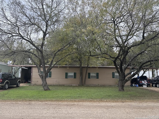 view of front facade featuring a front yard