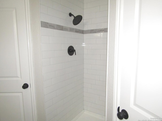 bathroom featuring a tile shower