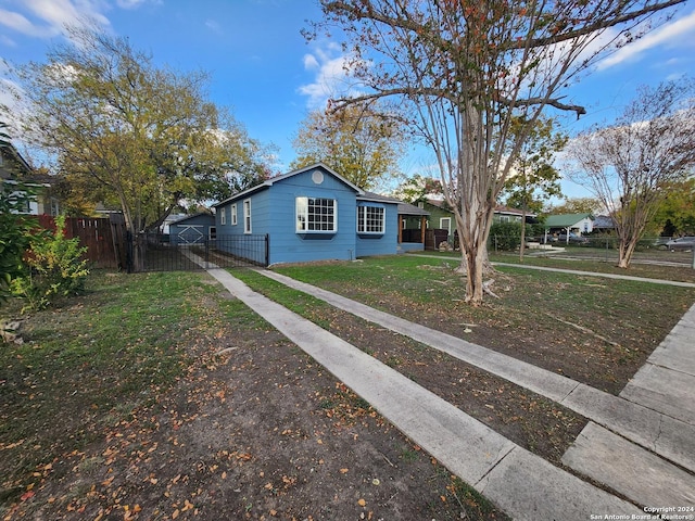 view of front facade with a front yard